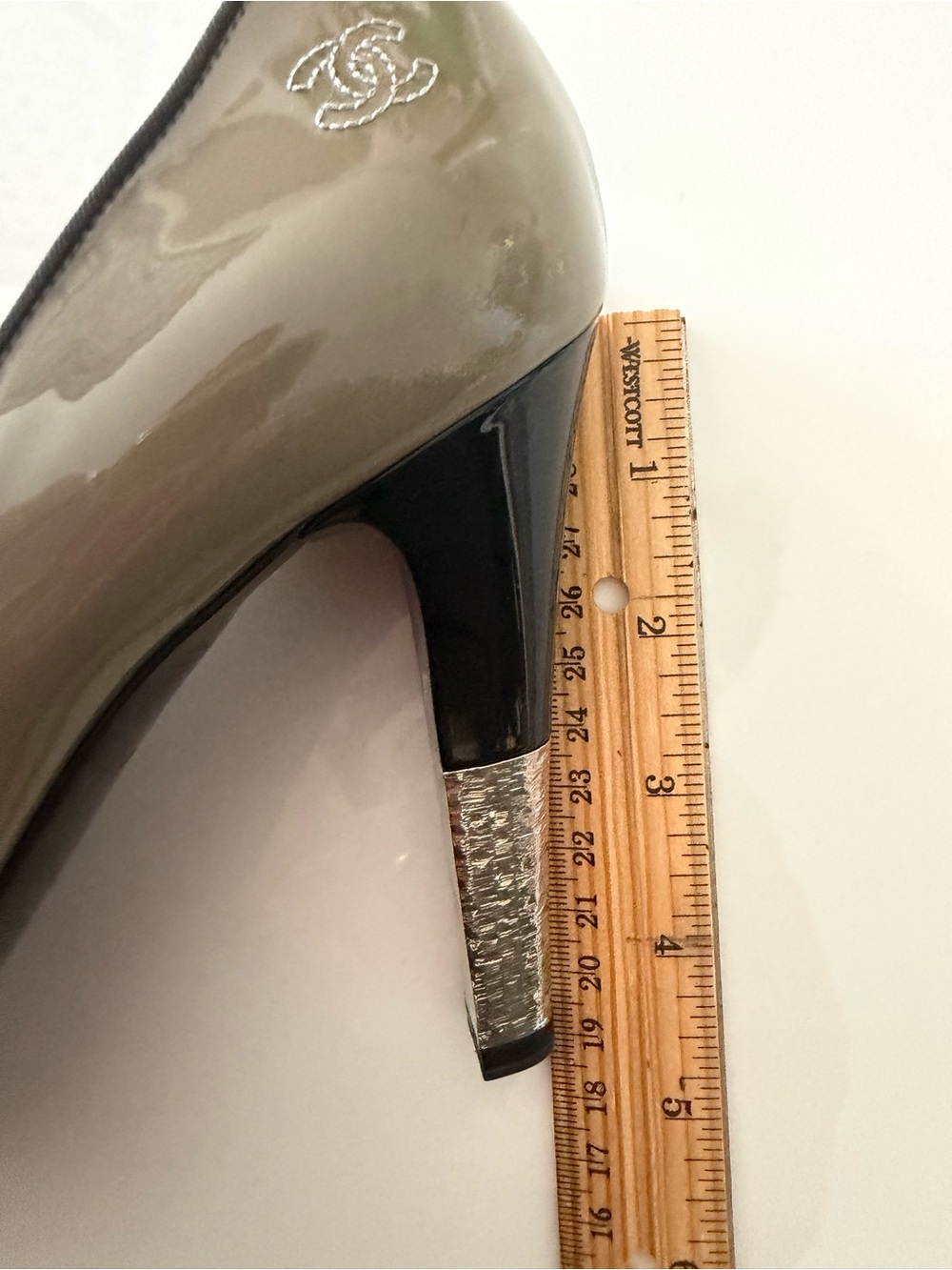 CHANEL Two-Tone Patent Leather Pumps in Gray and Black‎ - Picture 6 of 8